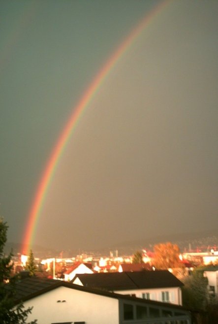 Ich liebe Regenbogen. Da unsere Schlafzimmerfenster nach Südosten liegen, sehen wir mindestens 3-4 mal im Jahr einen!