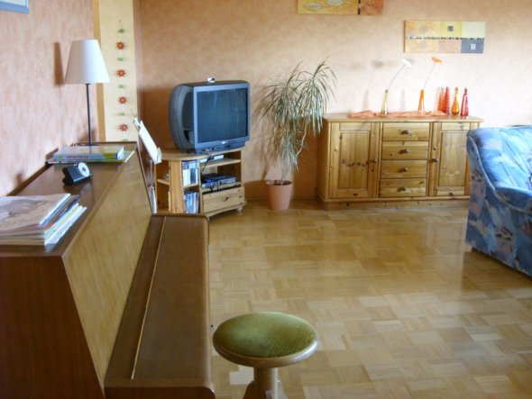 Wohnzimmer-Ausschnitt
Klavier, TV, Sideboard
(vorne links geht's ins Esszimmer)