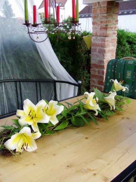 Terrasse mit frischen Blumenschmuck. Die Bank und den Tisch wurde von meinen Mann gemacht. der Tisch hat jetzt eine Größe von 280/120cm und somit habe