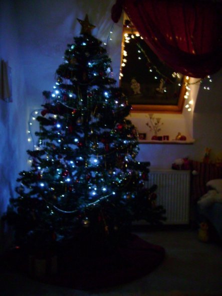 Unser Weihnachtsbaum mit LED Lichetkette, Lametta, silber,golden Kette, silbernen, roten Kugeln und Strohsternen.