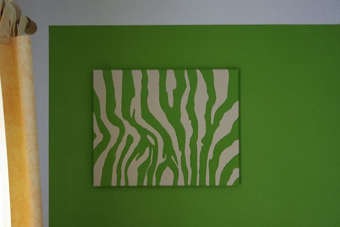 selbstgemalte zebra-streifen auf leinwand,. passend zum grün der wand :) - alte gestaltung