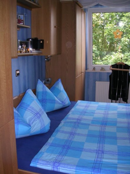 kleines Schlafzimmer (war vorher Kinderzimmer) aber zum schlafen reicht es