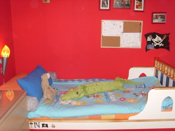 Eigentlich wollte mein Sohnemann jetzt ein Hochbett - der Papa wollte sein Bett dazu umbauen und dann sollte die Kommode darunter. Durch das umräumen 