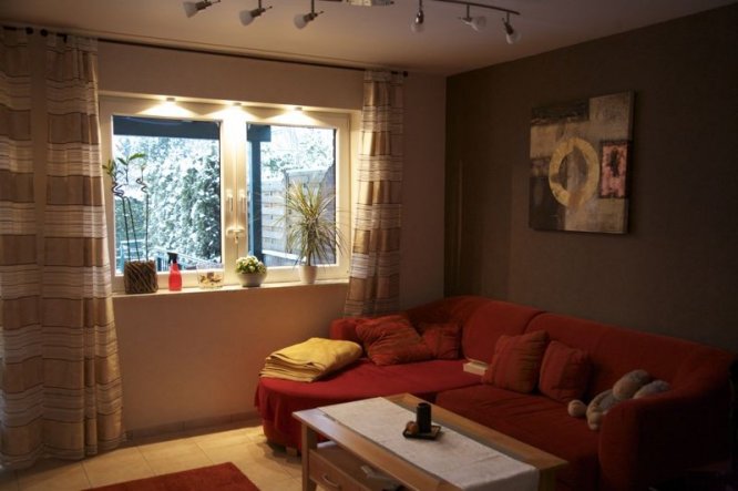 Wohnzimmer ideen braun: wohnzimmer streichen schlichte farbe ochra ...