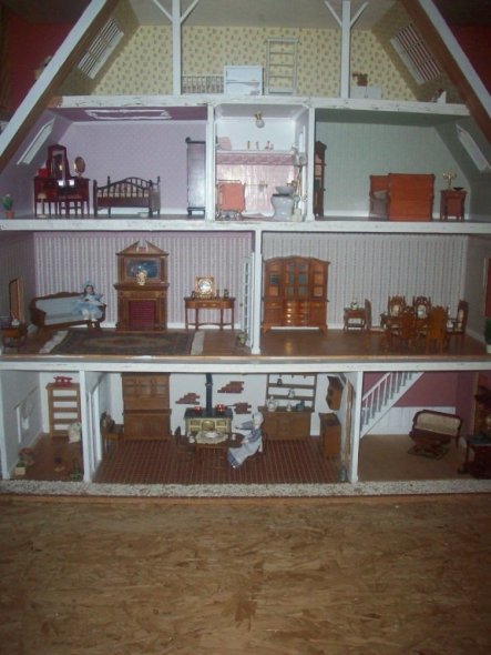 Das Puppenhaus hab' ich mal vor vielen Jahren bei Ebay ersteigert und nach und nach restauriert und renoviert.....es fehlt noch so einiges und wird wa