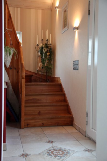Treppenaufgang- rechts die Haustür