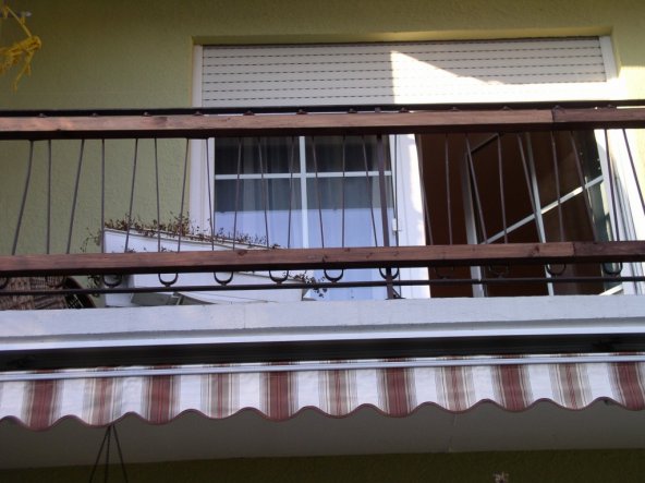 verschönerung des balkons, vorher war nur ein Metallgeländer dran, wir haben Balken angebracht und mit den gleichen Brettern besetzt wie unten auf der