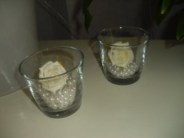 Gläser mit Perlen und Rosen