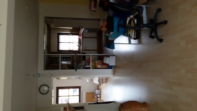 Der Blick in unsere Küche in unserem neuen Haus, vor der Renovierung. Sah ganz furchtbar aus.