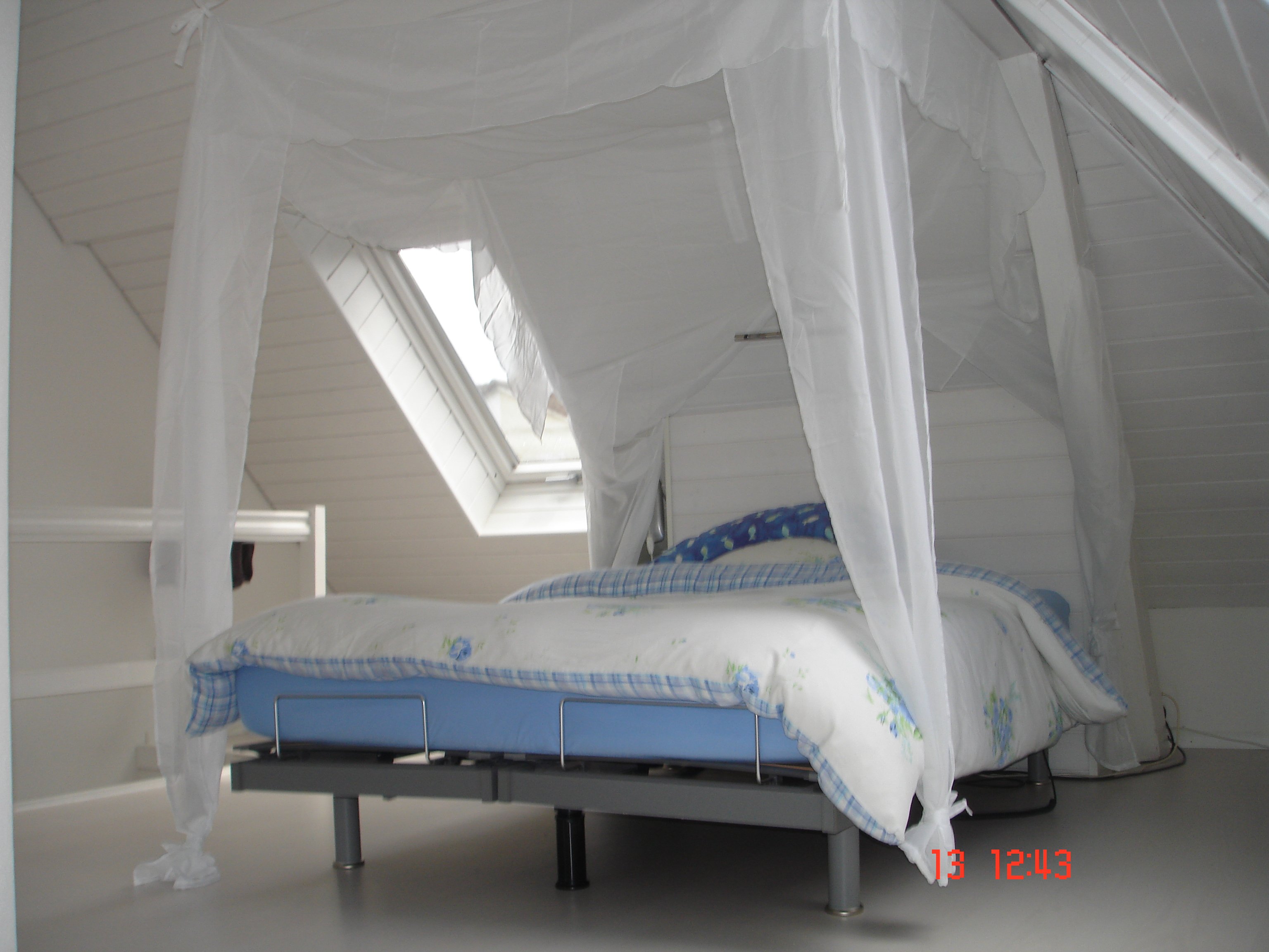 Schlafzimmer bett mitten im raum – howbel.com