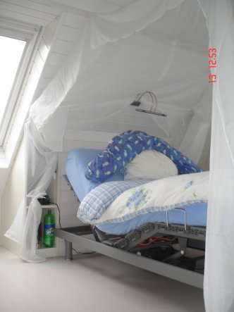 Schlafzimmer schräge deko: platzsparende möbel für schlafzimmer ...