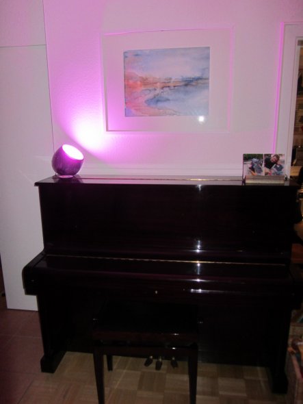 Mein wunderschönes dunkelrotes Klavier (dunkle Kirsche). nach 10 Jahre habe ich es endlich aus meinem Elternhaus zu uns geholt. Die Lampe ist der Hit.
