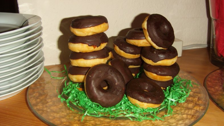 Mini-Schoko-Donuts als Reifenstapel