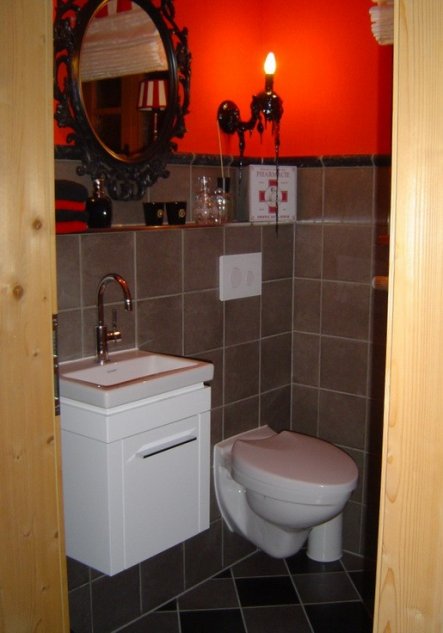 Blick ins Gäste-WC, in rot, schwarz und grau gehalten.