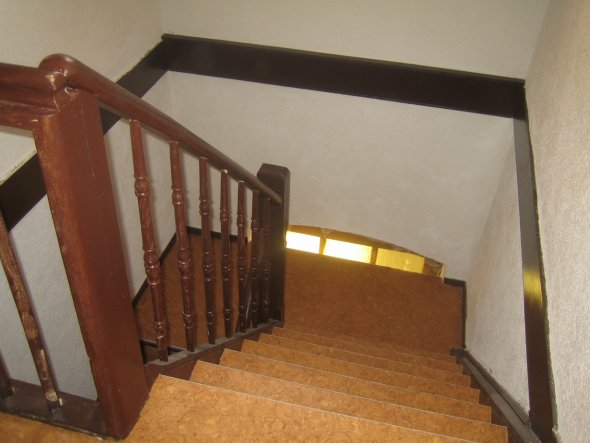 Treppenaufgang ...sieht echt langweilig aus ...die Farbe gefällt mir gar nicht !!!Wie kann ich die Stufen verschönern?? Teppich ??