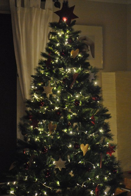 unsere Weihnachtsbaum mit selbst genähtem,,Schmuck,,:)