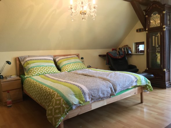 07/2017 - Das Bett steht seitlich frei und bildet mit dem naturbelassenen Holz einen schönen und angenehmen Kontrast.