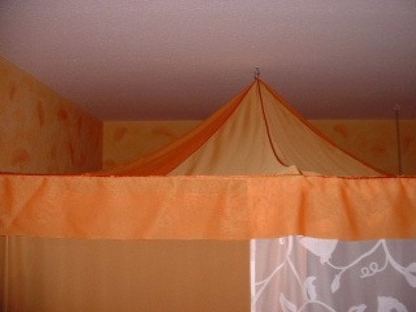 Das "Dach" ist wie ein kleines (Zirkus)-Zelt: eine Schneiderin nähte es nach meinem Entwurf.
Die Aufhängung des Ganzen und die berück