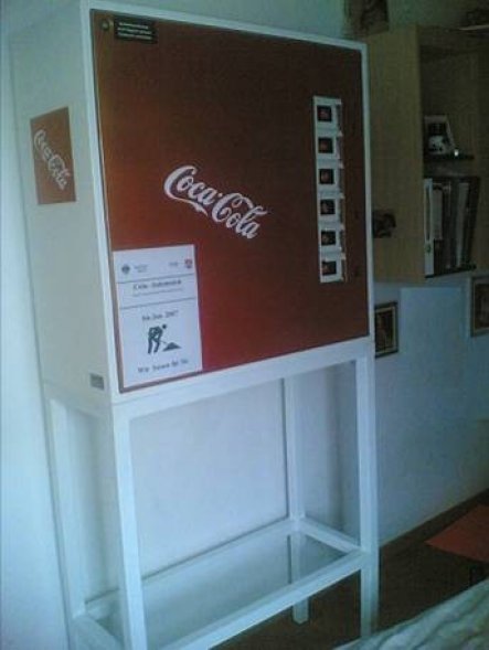 Das hier ist ein funktionstüchtiger Cola-Automat. dieser stammt ca von 1980. Es ist möglich 70 Flaschen in ihm zu lagern und kühlen zu lassen. Der Aut