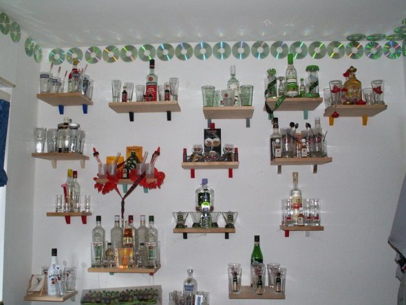 Das beste Stück meines Zimmers, die spirituosen    Wand. in ihr enthalten sind 16 kleine Regal mit jeweils 6 Gläsern und der jeweiligen Flasche. um ei