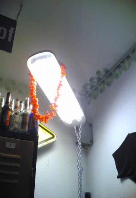 So das ist meine Zimmerlampe, die hat jahre lang draußen gehangen.
