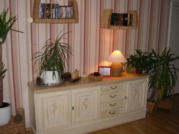 Hier das 70´er "pimp" Sideboard vor neuer Esprit Vliestapete aus der 2011 Edition.

Die soll auch noch auf eine Holzplatte, al