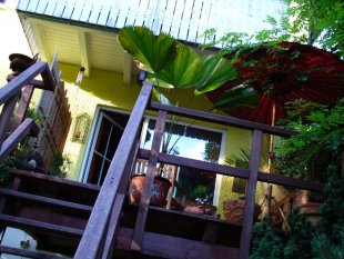 Holzbalkon mit Treppe