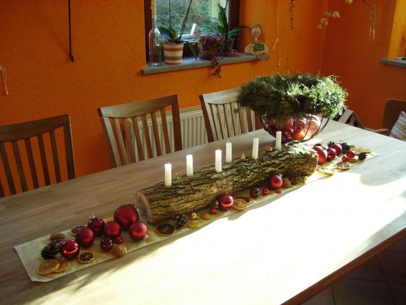 Weihnachtsdeko aus der Natur.Holzstamm mit viel Moss und Rinde. Mit dem Holzbohrer die Löcher für die Kerzen bohren.