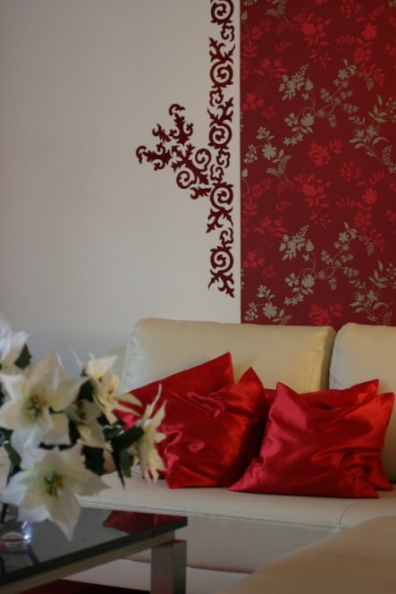 Elegantes Wohnzimmer, in schwarz/weiß Tönen gehalten und mit rot aufgepeppt.
