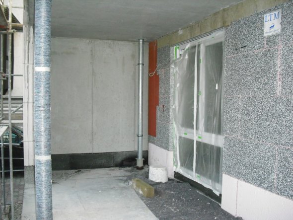 in die ecke kommt ein abstellraum, fenster gehört zum kinderzimmer der zwillinge, bewusst für ein fenster entschieden normal wär da eine balkontür da 