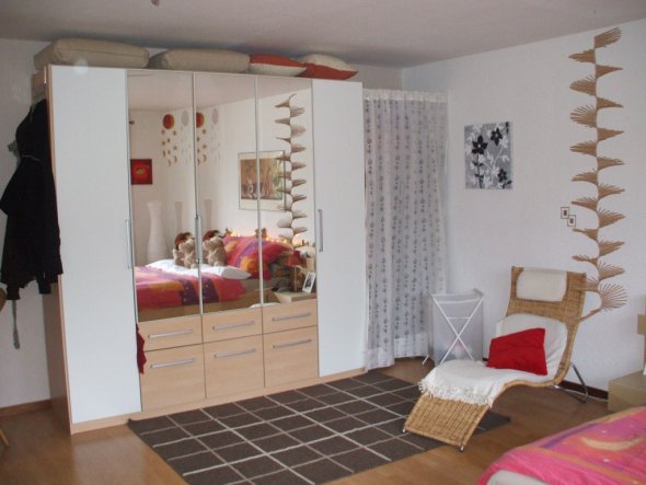 habe das schlafzimmer ins wohnzimmer verlegt da es zur strasse hin sehr laut war...zwar ist das wohnzimmer jetzt ein wenig kleiner aber doch noch ok..