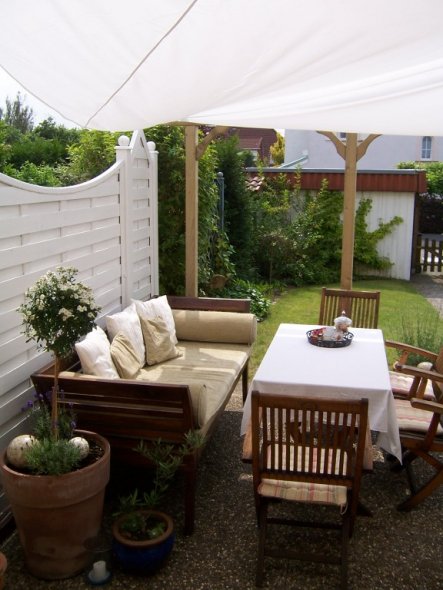 Das Sonnensegel macht die Terrasse noch gemütlicher. Es flattert leicht im Wind, wie ein Beduienenzelt