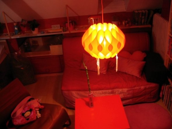 Direkt gegenüber der Eingangstür... Schlafsofa, falls mal jemand länger bleibt...
Uuund im Vordergrund eine tolle Retro-Lampe, die Puff-Licht e