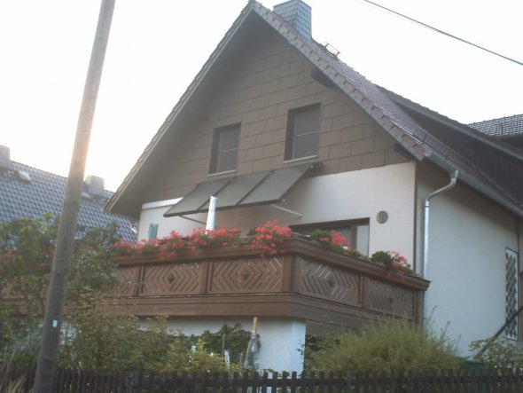 unser Haus von außen, mit Terrasse und Solaranlage.
Das Haus ist Baujahr 1983 und wurde dann vor  einigen Jahren umgebaut und teilweise renovie