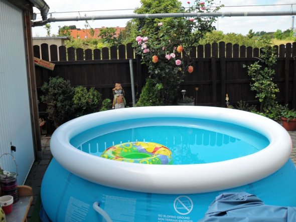 Terrasse / Balkon 'Hof mit kleinem Pool'