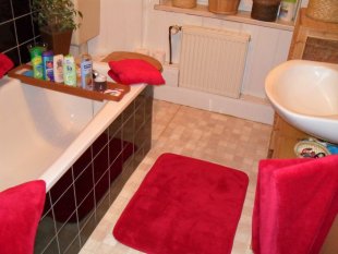 Badezimmer in Himbeer