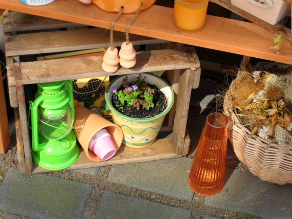 Terrasse / Balkon 'Zierbrunnen, Pflanztisch und Einfahrt'