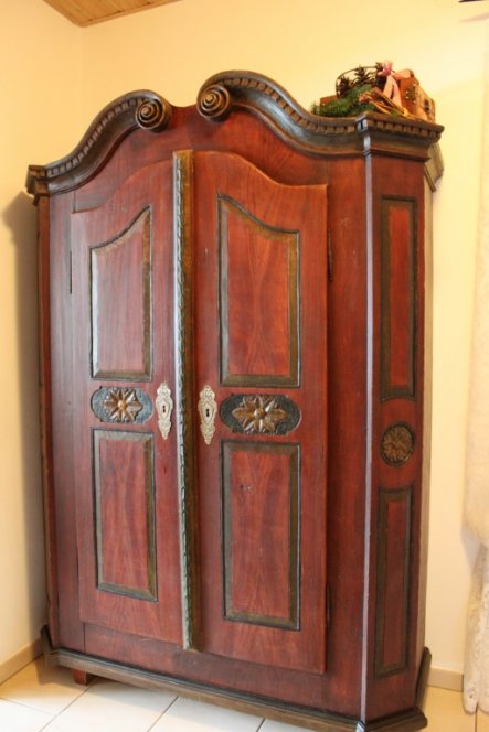 Ja, ist denn scho Weihnachten??

Gestern haben wir endlich meinen Barockschrank (gebaut ca. 1780) vom Restaurator geholt.
Er ist 