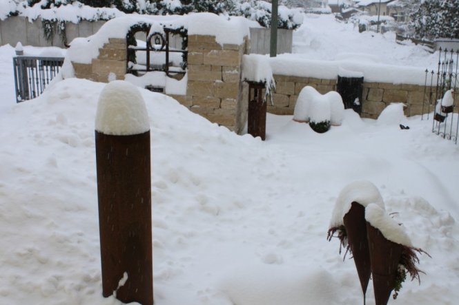 Es hört und hört nicht auf zu schneien. Seit gestern hat es gut 30 cm Neuschnee gegeben. Man kommt kaum mit dem räumen nach...