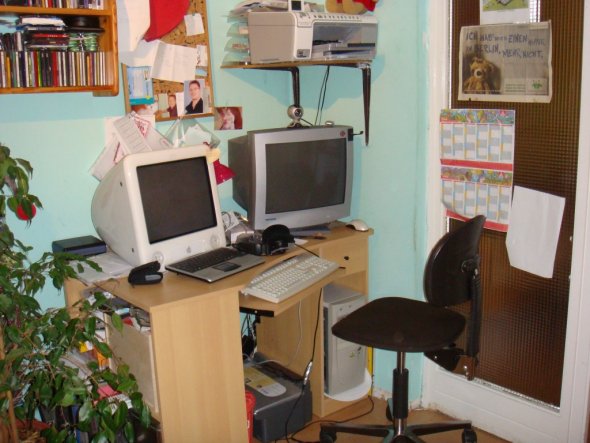 Nun noch die PC-Arbeitsecke mit dem Mac und dem PC.Diese befindet sich rechts neben dem Sofa