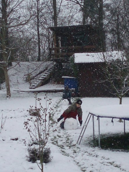 Gartenhaus,Baumhaus und Trampolin der Kinder im Winterkleid