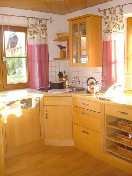 offene Küche mit zwei Fenstern und Speisekammer