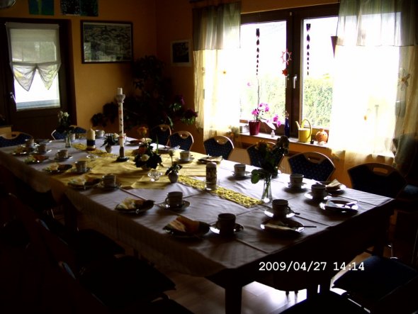 Gedeckter Tisch für die Nachbarn, bei uns zu Hause im ehemaligen WoZi.