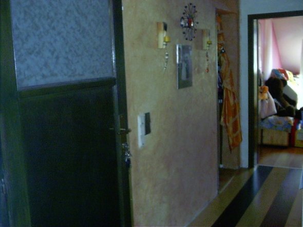 Eingangsbereich, Flur zum Kinderzimmer, weiter hinten links geht's zum Schlafzimmer und Bad.