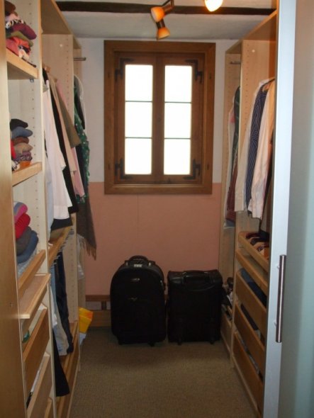 Wohnzimmer 'Durchgangszimmer/begehbarer Kleiderschrank'