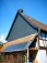 Holzunterstand als Träger für Sonnenkollektoren.
Darüber neue Natur-Schieferfassade mit selbstgebautem und geflochtenen Storchennest. Jetzt war