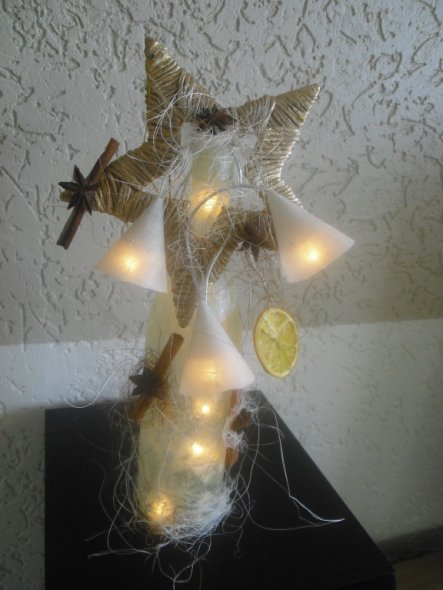 Leere Flasche wurde mit Strohseidenpapier beklebt, 10 er Lichterkette