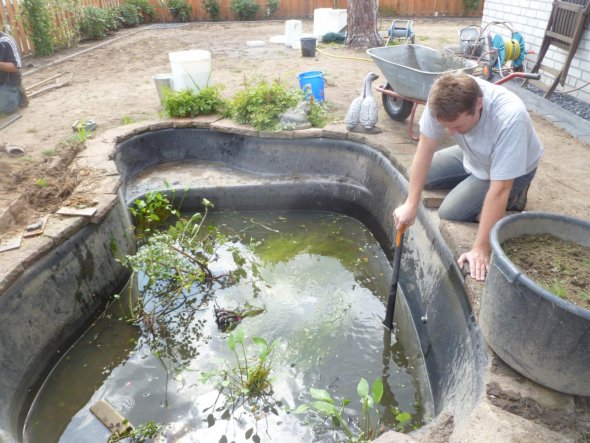 Unser 4x3 m grosser Fischteich muss zur Sicherheit der Kinder weichen