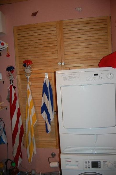 Wir haben um den Trockner und die Waschmaschine ein Schrank gebaut um wenigstens ein bischen Stauraum zu haben. Viel Platz ist darin leider auch nicht