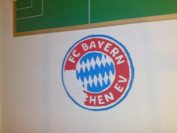 in Mühlevoller Handarbeit gemalt :-) 

Ps. Für Bayernhasser seht nicht den verein sondern die Iddee könnt ihr ja von euren Verein nehmen